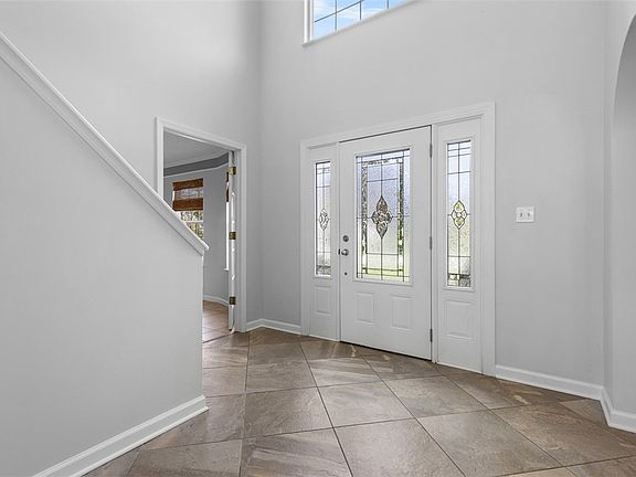4th image of 1060 Aerie Dr