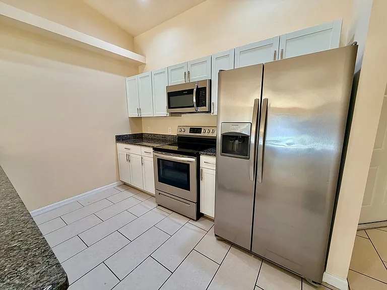 1044 NE 8th Pl — Photo 11