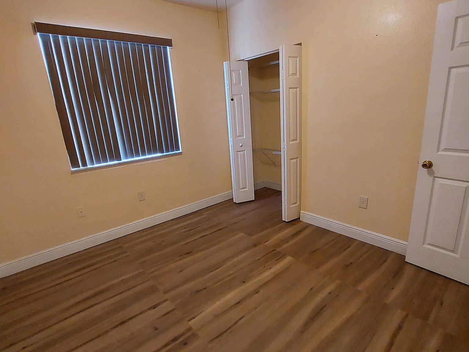 636 E Mowry Ct — Photo 4