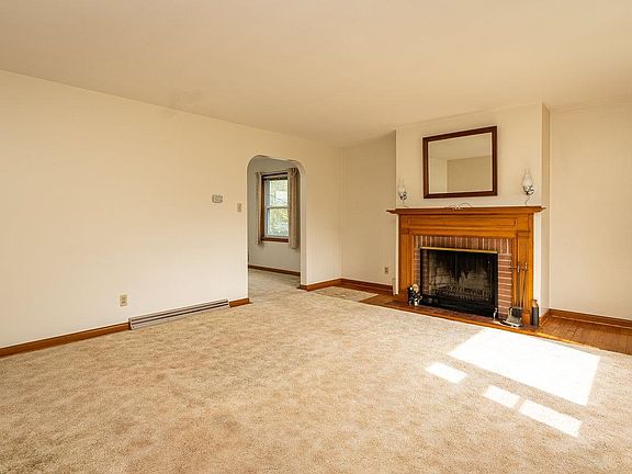 3rd image of 366 Effinger St