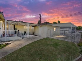 2931 Pine St, Bakersfield, CA