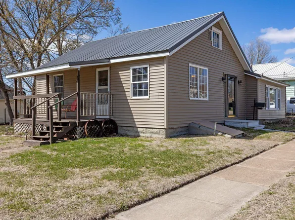 320 6th St SE, Independence, IA 50644