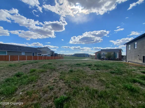 120 College Park Cir, Gillette, WY 82718