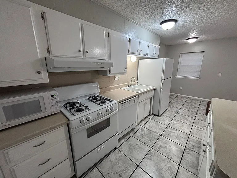 320 E Edwards St #6 — Photo 10