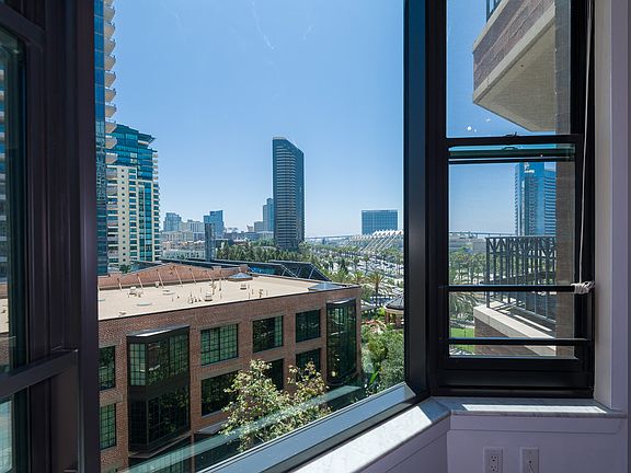 4th image of 500 W Harbor Dr Unit 816