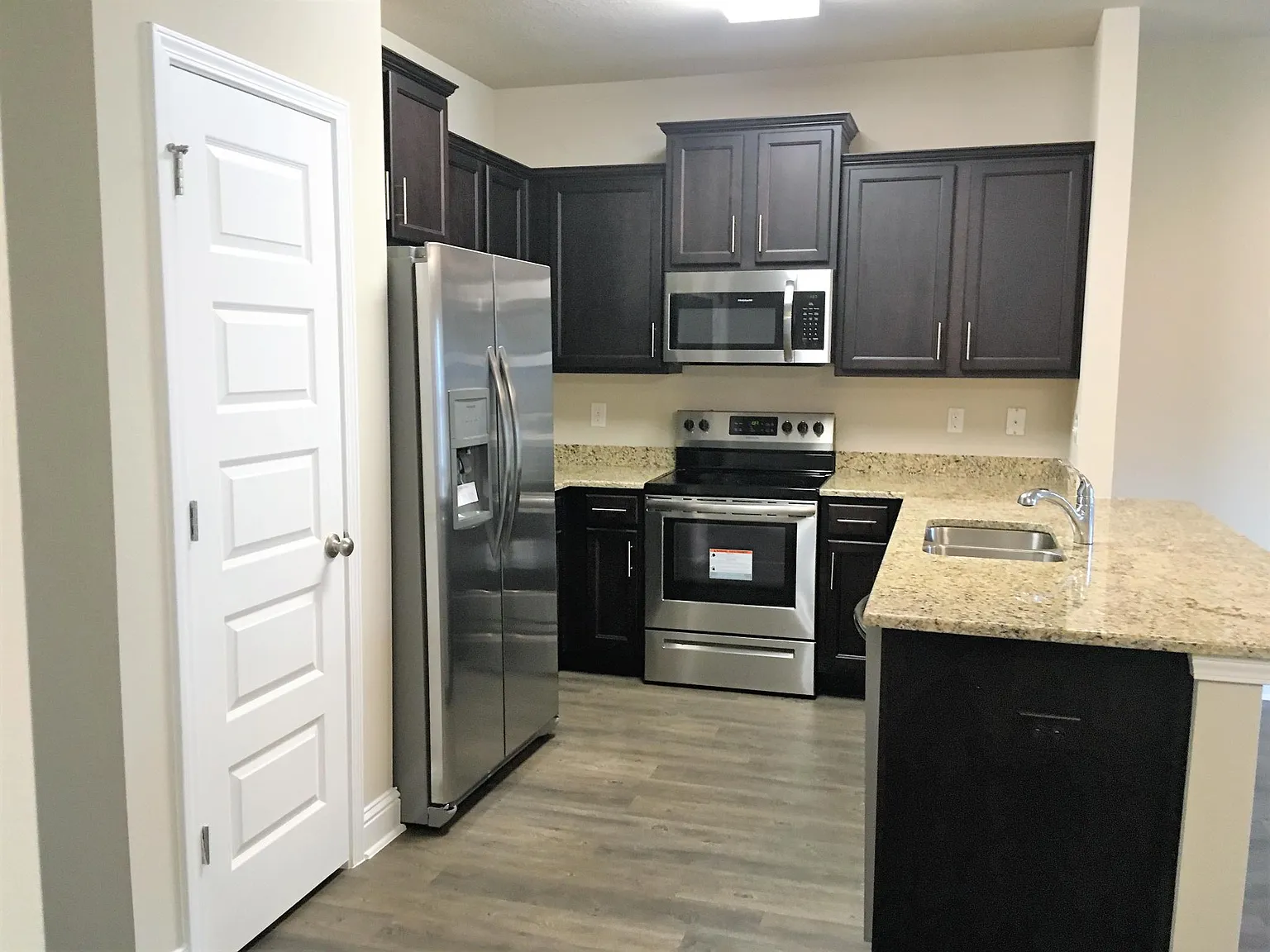 3 bed, 2.5 bath, 1551 sqft, $1,775 — Photo 2