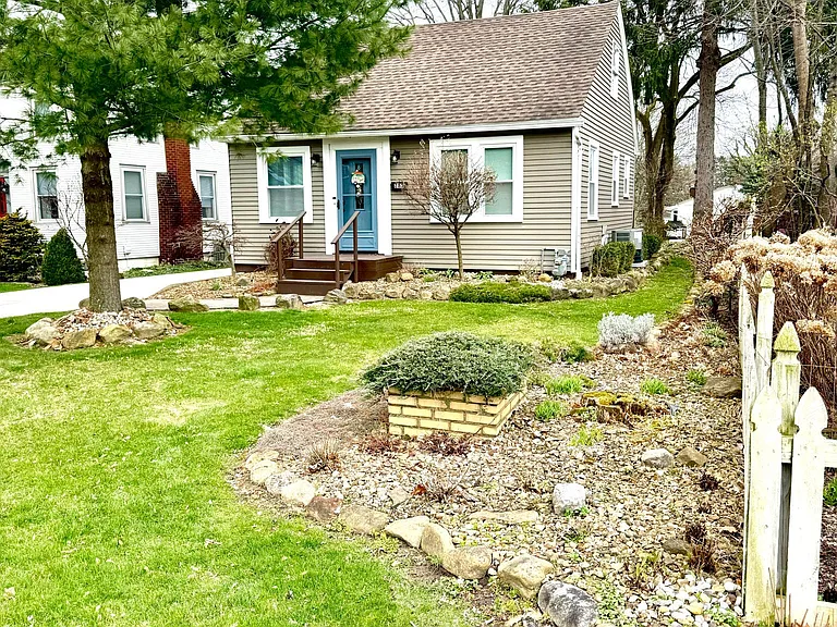 283 Oak St — Photo 2