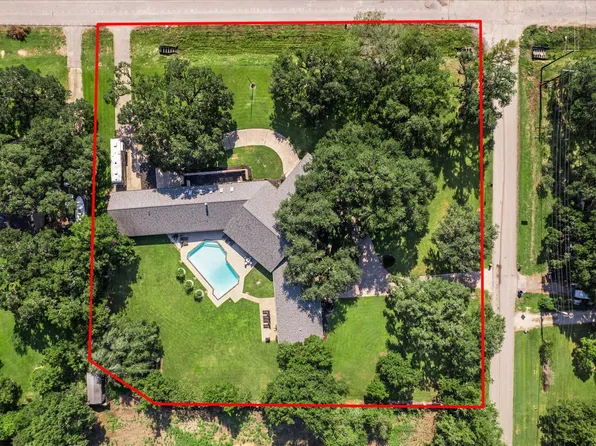 1717 S Columbia Dr, West Columbia, TX 77486