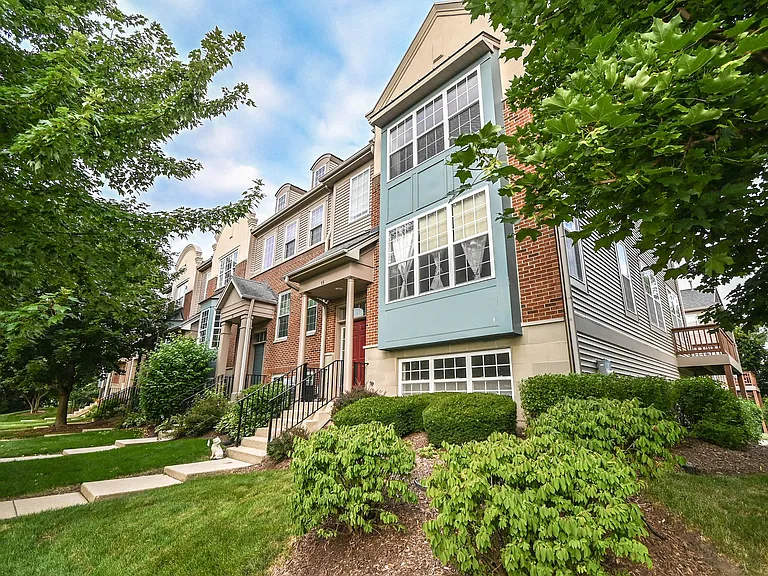 35 Thomas Ct — Photo 2