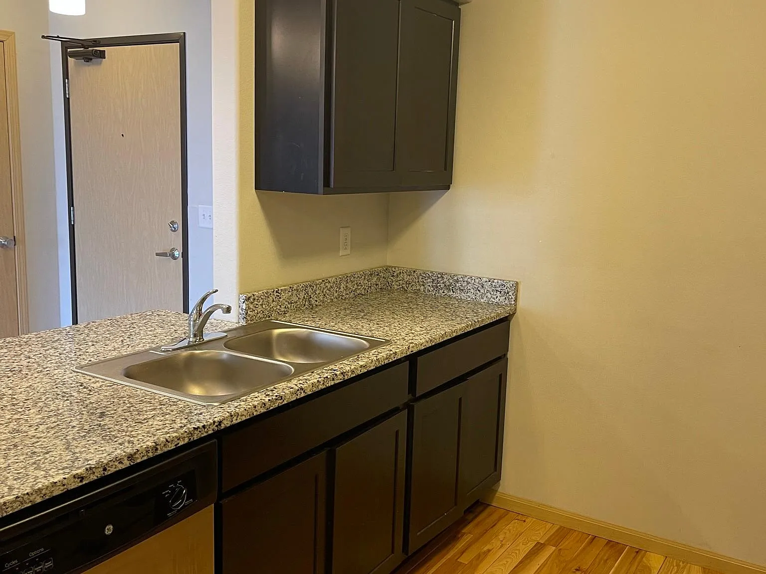 507 E College St — Photo 3
