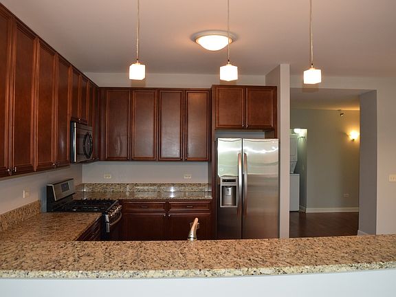4th image of 1600 S Prairie Ave #703