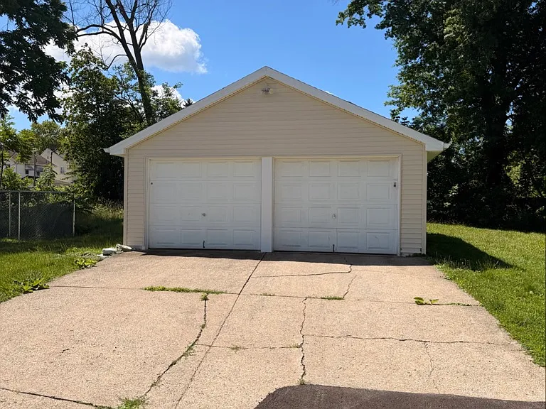 181 E Judson Ave — Photo 3