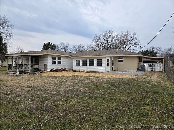 3rd image of 332 NE Meadowlark Ave