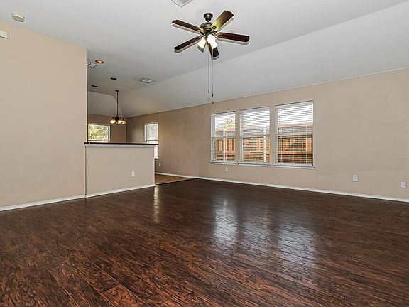 5th image of 906 Oak Hollow Ln
