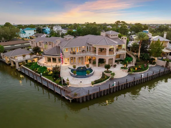 112 Bayou Ln, Kemah, TX 77565