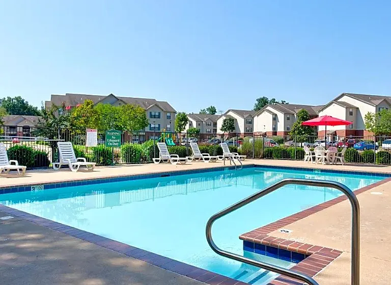Fairfax Crossing Apartments — Photo 1