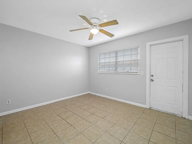 Lake Tarpon Apartments — Photo 47