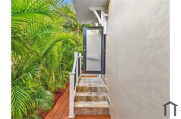 Building Photo - 6460 SW 2nd St #2