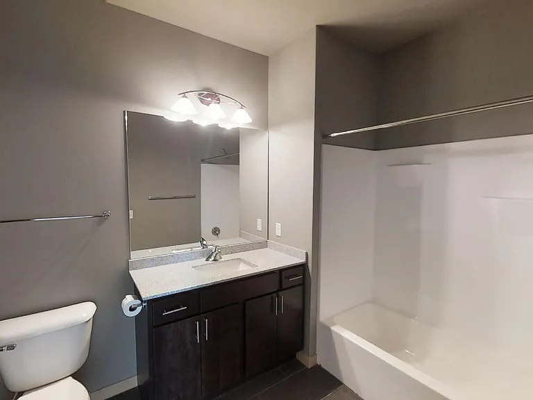 902 Drake St — Photo 56