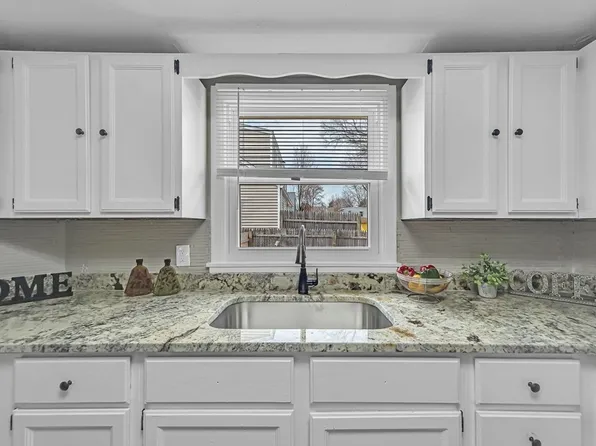 44 Ina St, Springfield, MA 01109