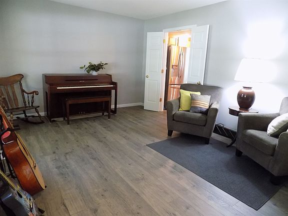 3rd image of 2209 Cambridge Dr
