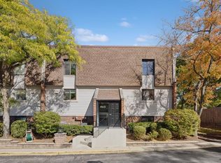 463 Elm St APT 1H, Deerfield, IL 60015