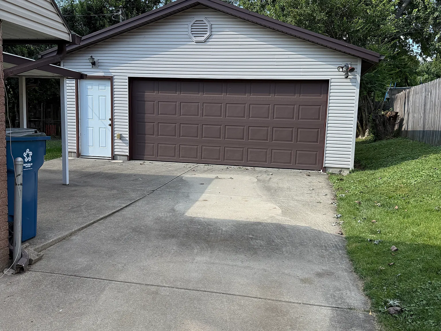 4 bed, 2200 sqft, $2,200 — Photo 2
