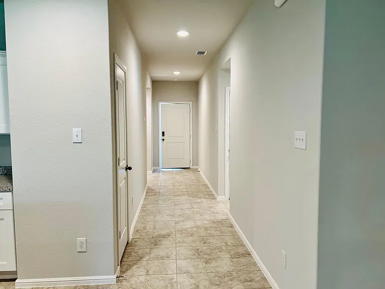 412 Alva St — Photo 6