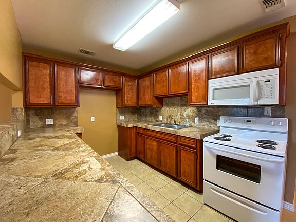 4th image of 1942 Woodcrest Dr #B