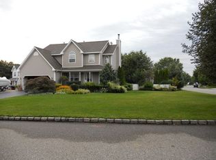 1 Munsee Way, Commack, NY 11725