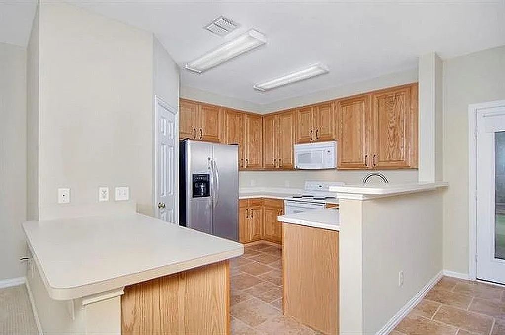 3 bed, 2.0 bath, 1605 sqft, $2,225 — Photo 2
