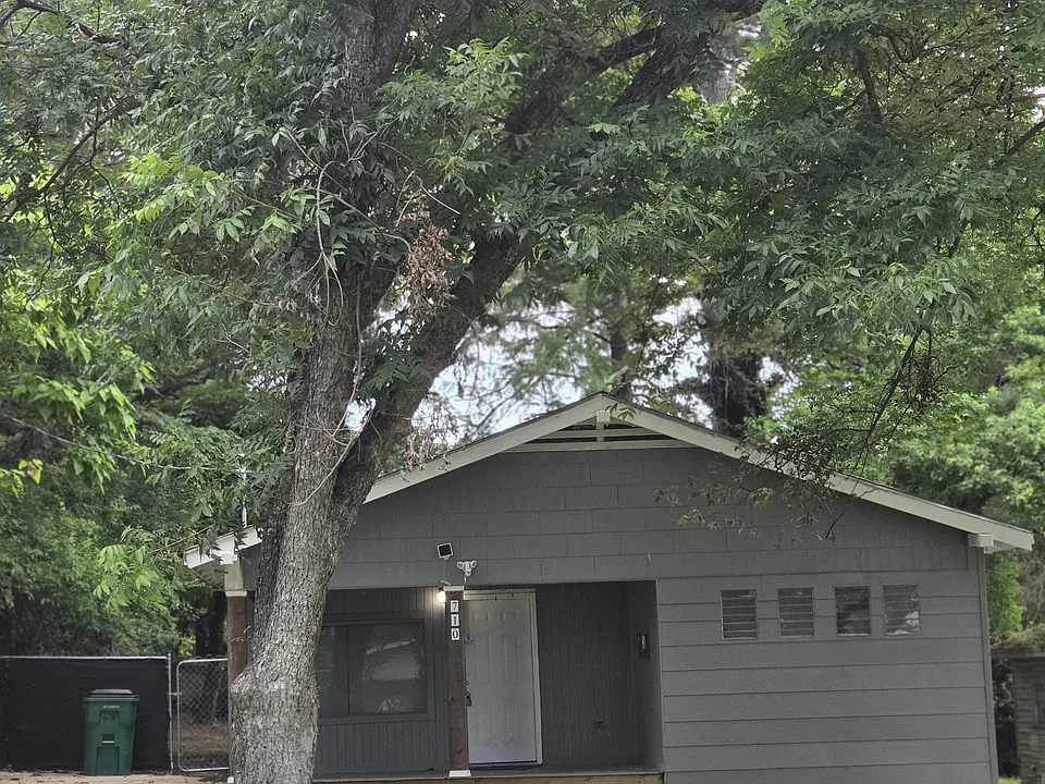 710 E Elm St