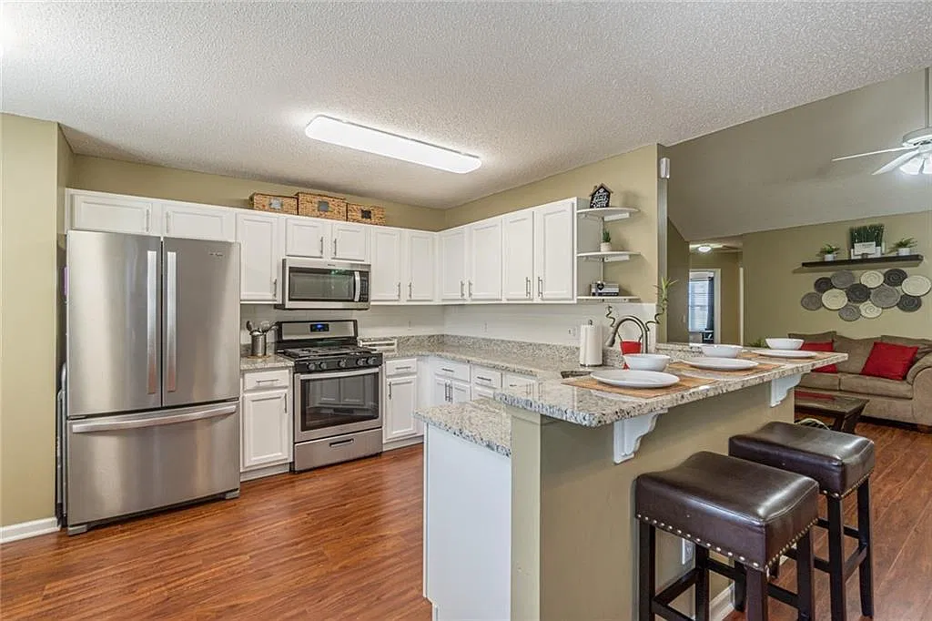 4 bed, 2395 sqft, $2,780 — Photo 4