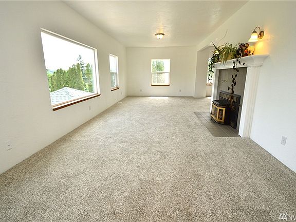 3rd image of 1709 Bayview Dr W