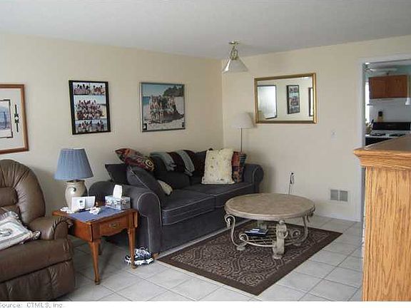 5th image of 12 Holly Ln