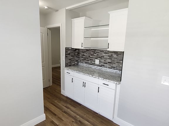 5th image of 142 SE Castana Ct