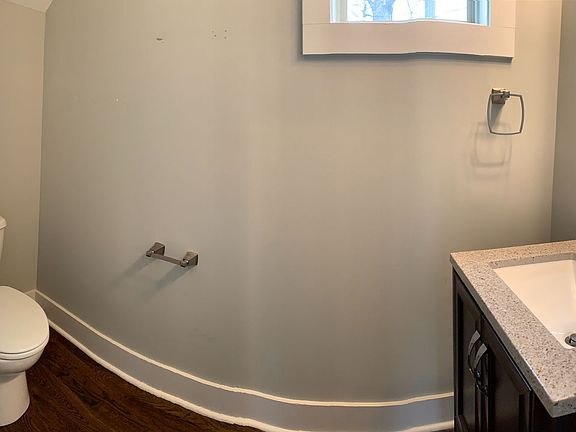 4th image of 2916B Davis St