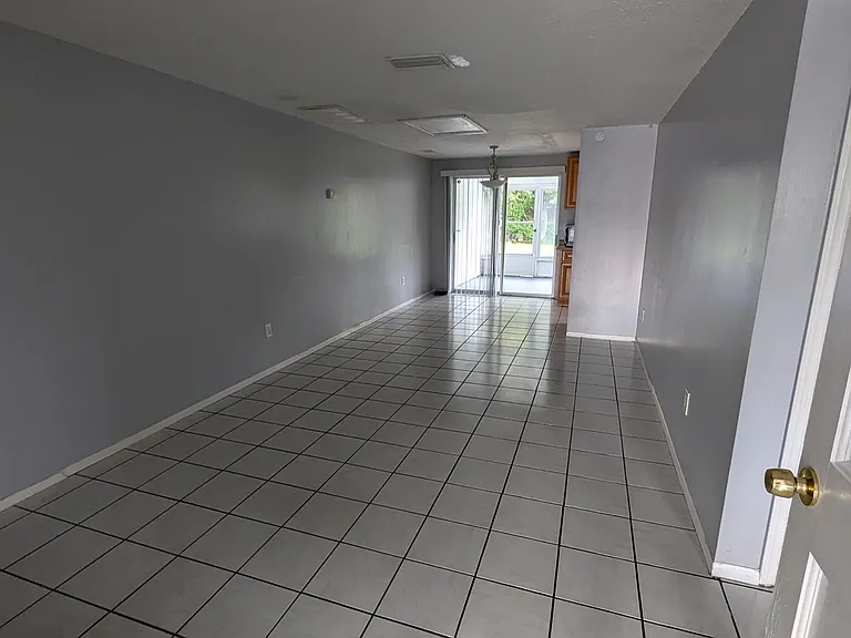 4906A 21st St W — Photo 5