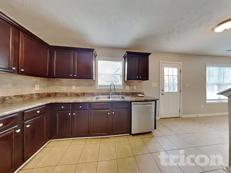 496 Crutchfield Dr — Photo 5