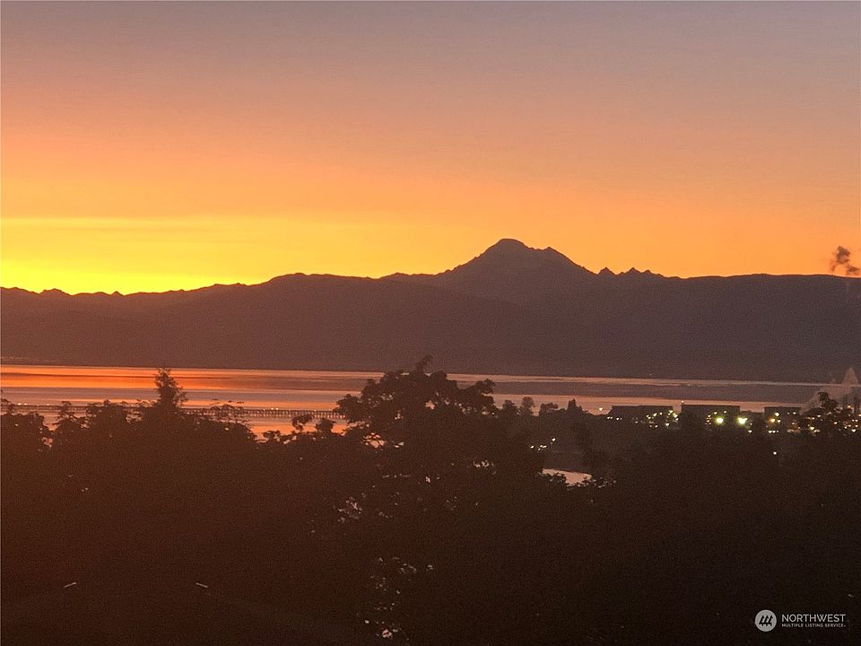 Beautiful view of the Bay and Mount Baker in the distance.>