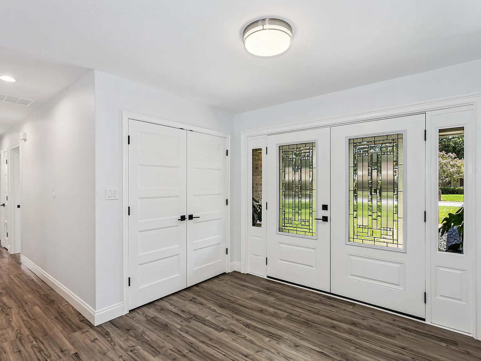 5 bed, 2.5 bath, 2400 sqft, $3,500 — Photo 3