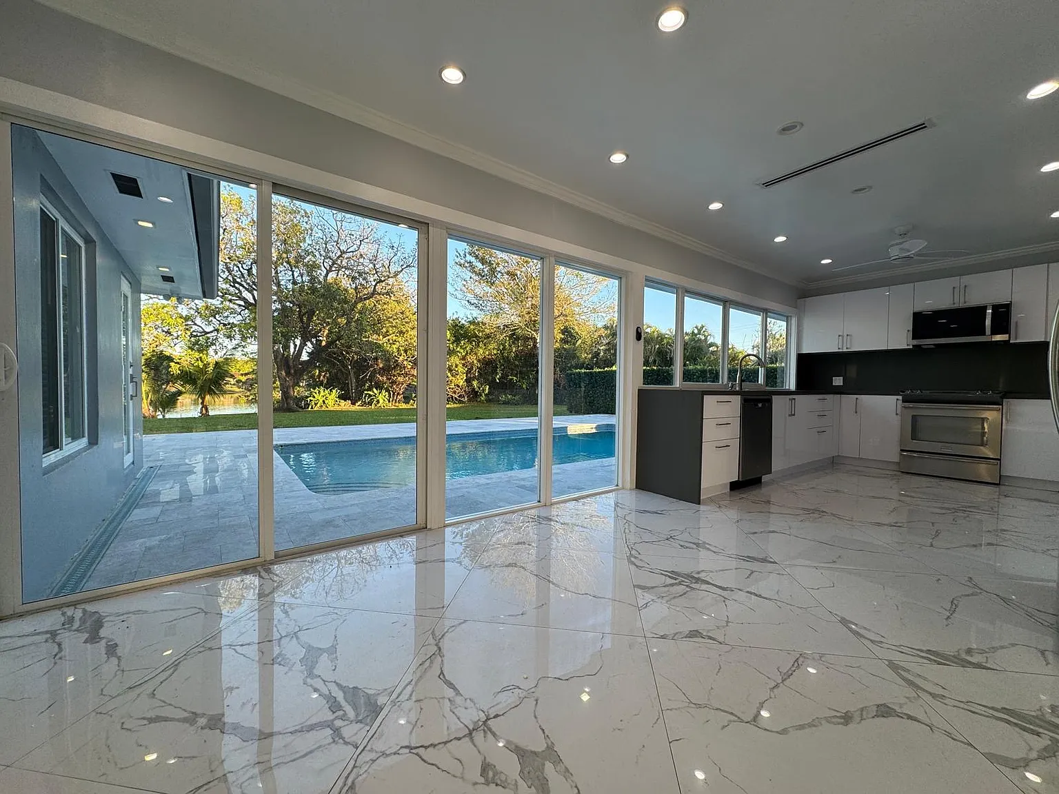 4 bed, 4.5 bath, 3200 sqft, $6,500 — Photo 1
