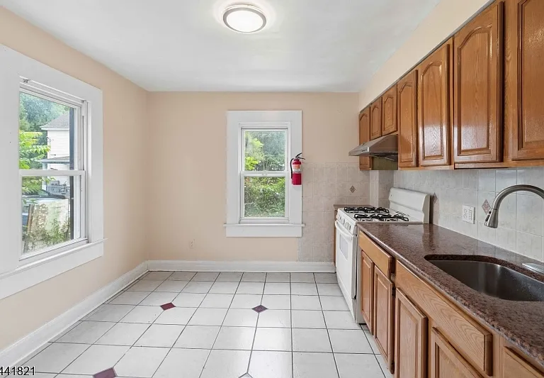 166 E Blackwell St — Photo 8