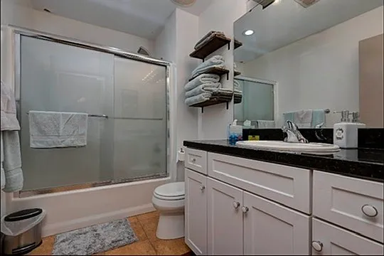 1 bed, 1.5 bath, 1100 sqft, $1,300 — Photo 2