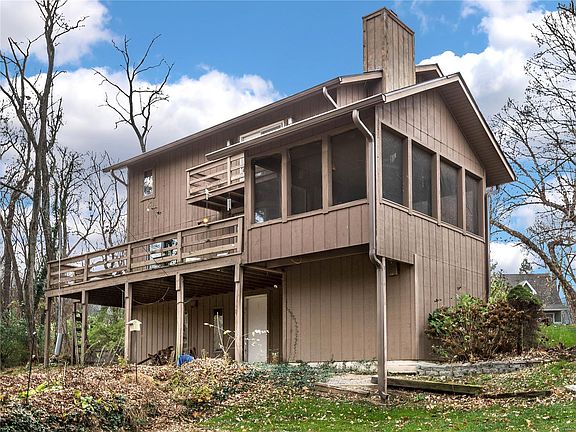 2nd image of 16 Blossom Lake Ln