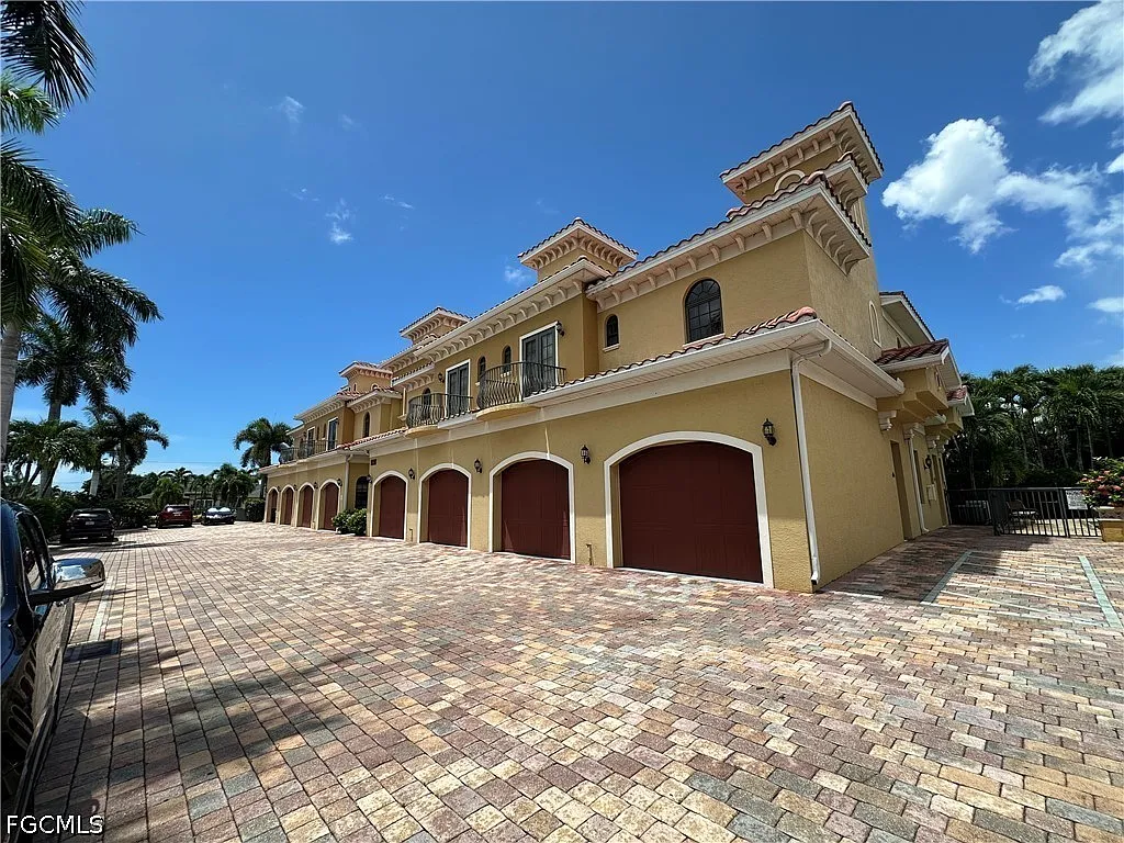 3 bed, 2.5 bath, 1708 sqft, $2,200 — Photo 1