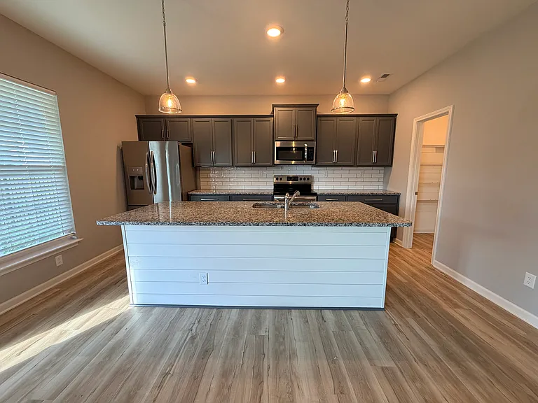 637 Dahlia Dr — Photo 5