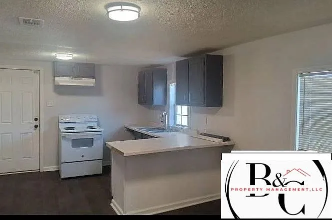 3 bed, 1.0 bath, 1102 sqft, $900 — Photo 3