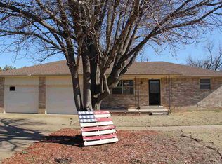 207 N Cheyenne St, Hennessey, OK 73742