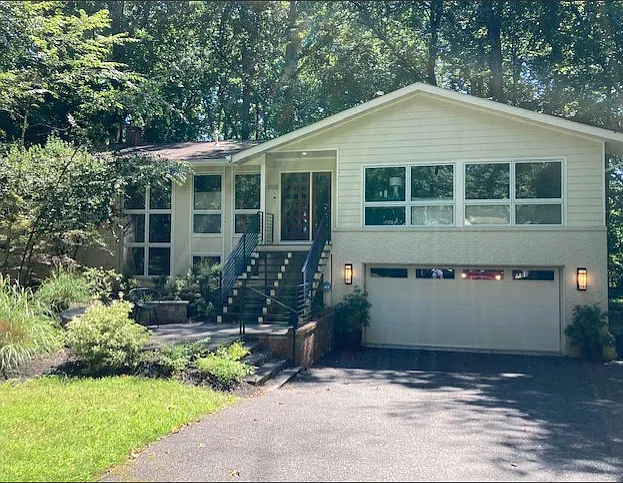 4 bed, 2.5 bath, 2837 sqft, $5,900 — Photo 2